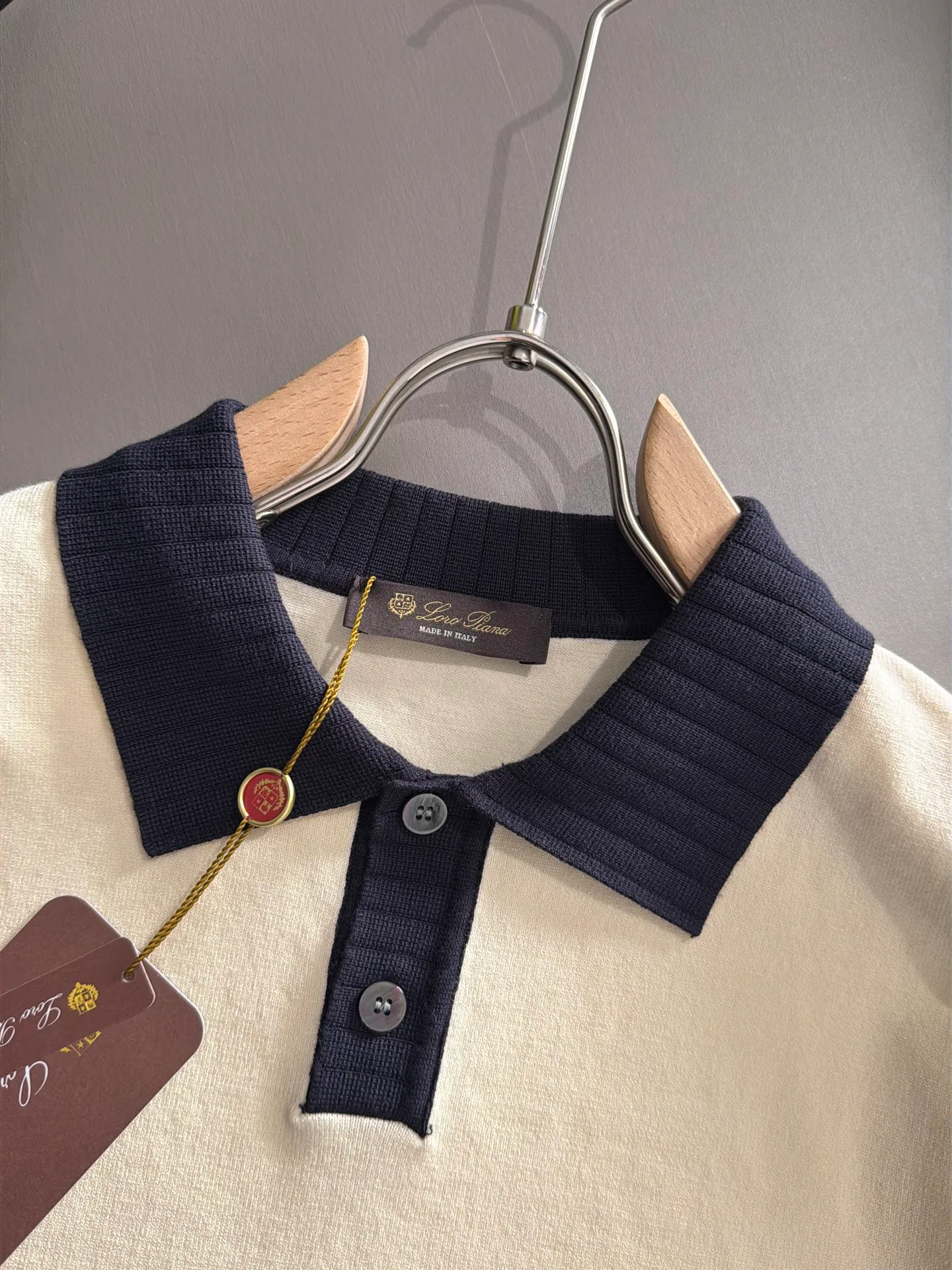 LP high quality Loro Piana 26ss New Arrival men's short-sleeved knitted T-shirt. Made of combed cotton yarn knitted cotton fabric, no pressure when entering and exiting the counter. Exclusive control of raw materials. It feels substantial when weighed, and the upper body is more textured than ordinary T-shirts. This texture can handle the weather easily and is suitable for both hot and cold! Loose fit design, looks noble. The only correct version is available Size: M to 4XL